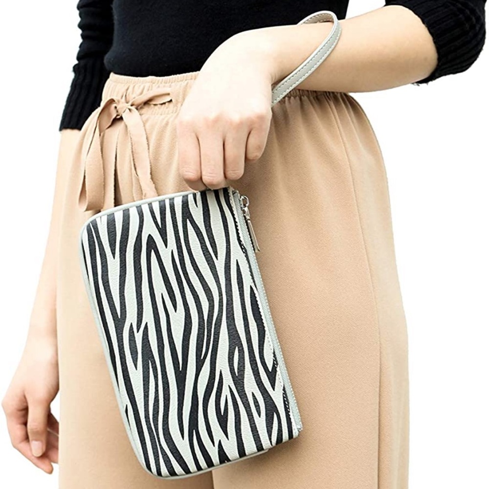 Daisy Rose Zip Wristlet Zebra Grey/Black